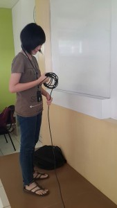 Teman saya, Agnes yang sedang merapikan kabel MIC 