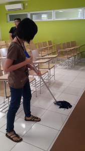 Agnes sedang mengepel lantai