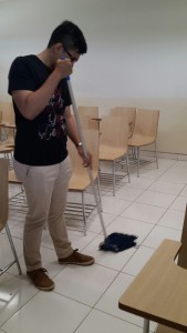 Teman saya Billy sedang mengepel lantai