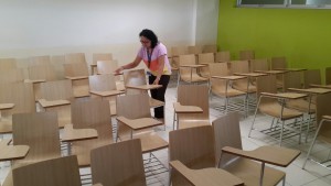 Teman saya, Everlin ketika sedang merapikan Kursi-kursi
