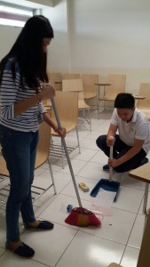 Saya dan teman saya david saling membantu menyapu dan membuang sampah