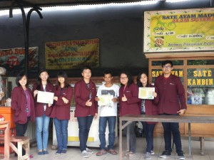 Berfoto bersama dengan penjual mie di Cafe Tenda Biru