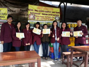 Berfoto bersama dengan penjual sayur matang di Cafe Tenda Biru